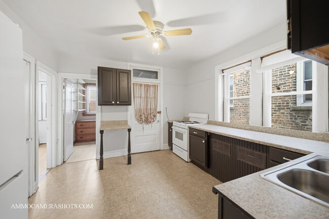 2045 W Farragut Ave, Unit 3 in Chicago, IL - Building Photo - Building Photo