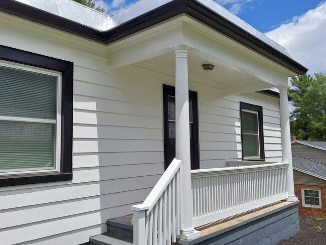 1404 N Coalter St in Staunton, VA - Building Photo - Building Photo
