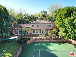 806 N Alpine Dr in Beverly Hills, CA - Building Photo - Building Photo