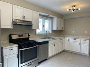 525 Wayne Ave in Ellwood City, PA - Building Photo - Building Photo