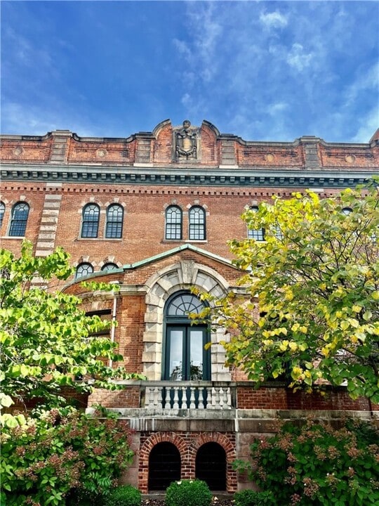300 Alexander St in Rochester, NY - Building Photo