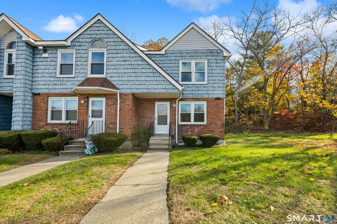 145 Harbor Pond Dr in Meriden, CT - Building Photo