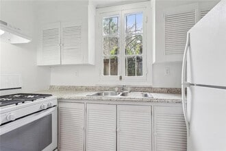 2021 Burgundy St, Unit Rear in New Orleans, LA - Foto de edificio - Building Photo