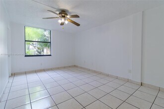 14611 N Kendall Dr in Miami, FL - Building Photo - Building Photo