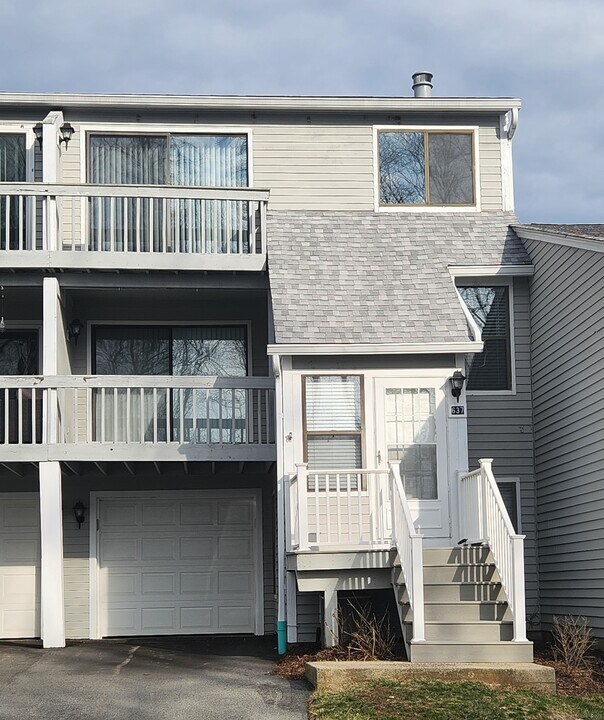 637 Longfellow Dr in Branford, CT - Building Photo