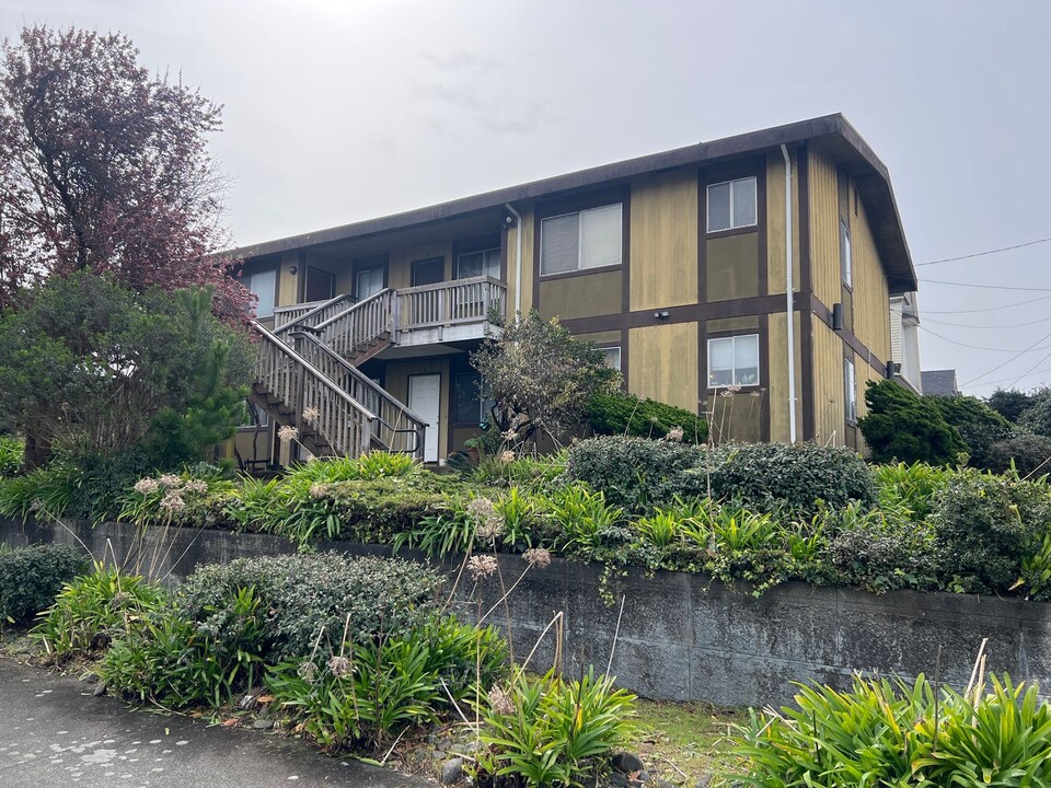 233 W 15th St in Eureka, CA - Foto de edificio