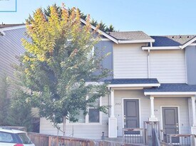 2442 Brackenfern Blvd in Eugene, OR - Building Photo