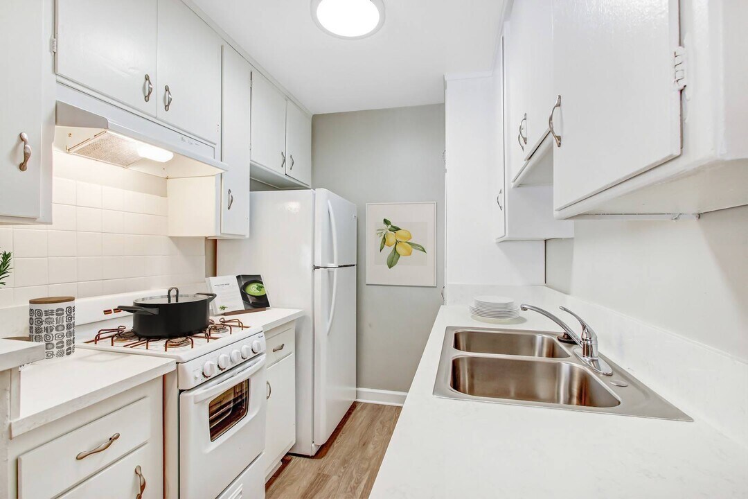 The McLaughlin Avenue Apartments in Los Angeles, CA - Building Photo