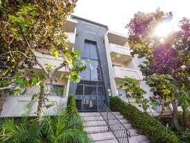 13860 Burbank Blvd in Los Angeles, CA - Building Photo