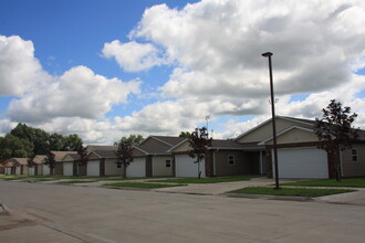 Villas at Fox Pointe in Knoxville, IA - Building Photo - Building Photo