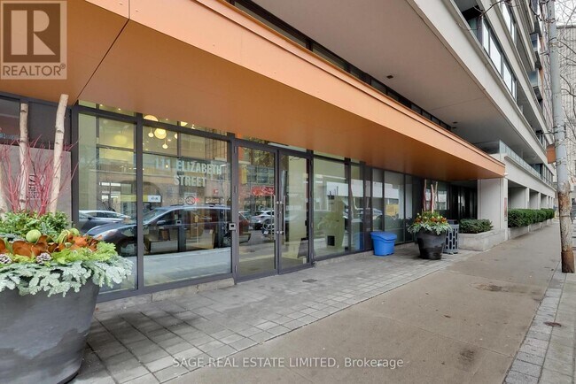 111 Elizabeth St in Toronto, ON - Building Photo - Building Photo