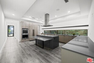 1613 S Wooster St in Los Angeles, CA - Building Photo