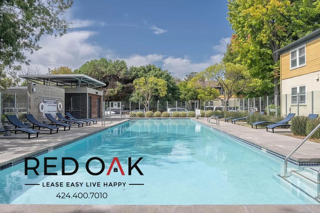 8820 Belford Ave in Los Angeles, CA - Building Photo