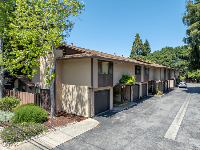 610 Gilbert Ave in Menlo Park, CA - Foto de edificio - Building Photo