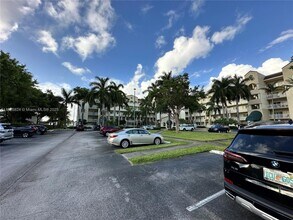 10700 NW 66th St in Doral, FL - Foto de edificio - Building Photo