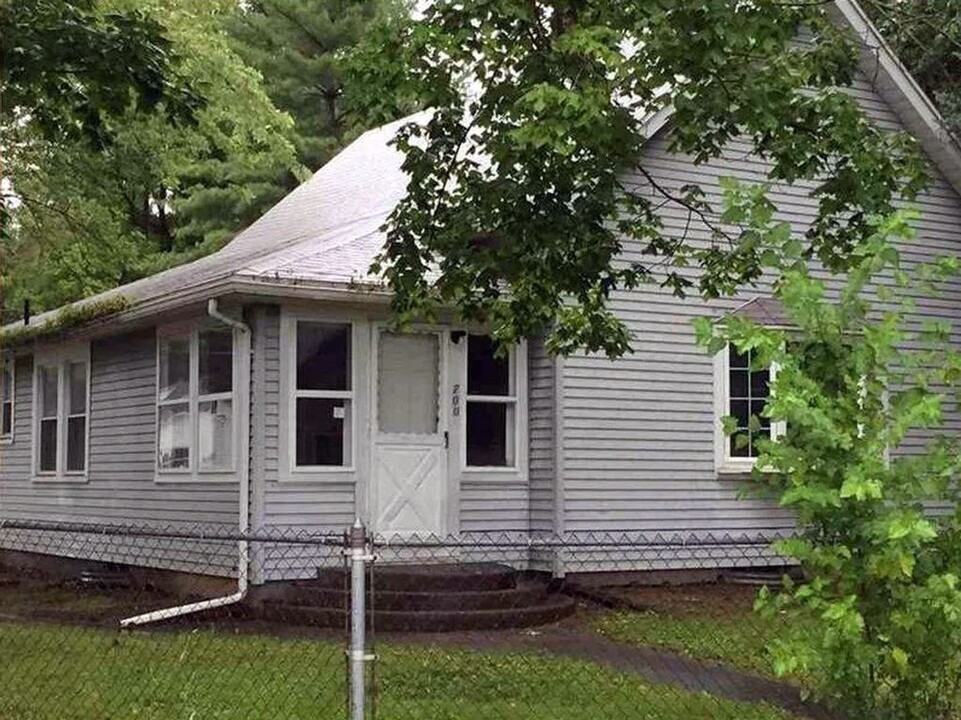 700 E Indiana Ave in Eaton, IN - Foto de edificio