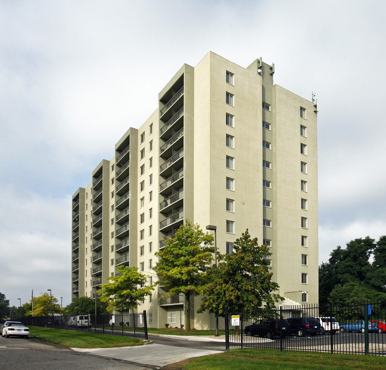 Across the Park Apartments in Detroit, MI - Building Photo