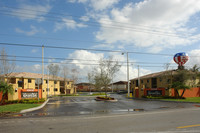 Kasalta Villas in Hialeah, FL - Foto de edificio - Building Photo