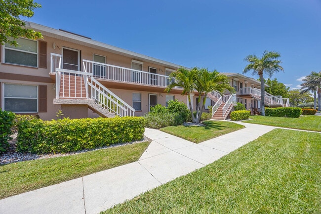 1015 Mainsail Dr in Naples, FL - Foto de edificio - Building Photo
