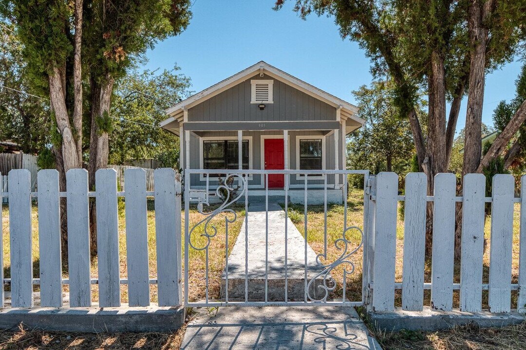 905 E 3rd St in Del Rio, TX - Building Photo