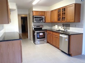 12 Bond St-Unit -2D in Great Neck, NY - Building Photo - Building Photo