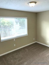 19202 SE River Rd in Milwaukie, OR - Foto de edificio - Building Photo