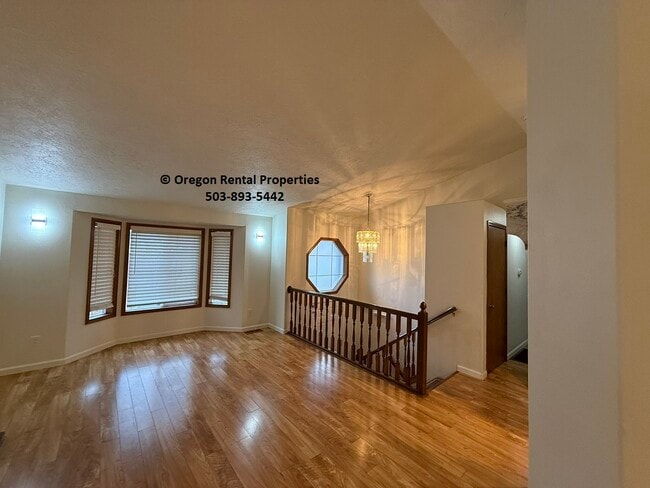 12802 SE Main St in Portland, OR - Foto de edificio - Building Photo