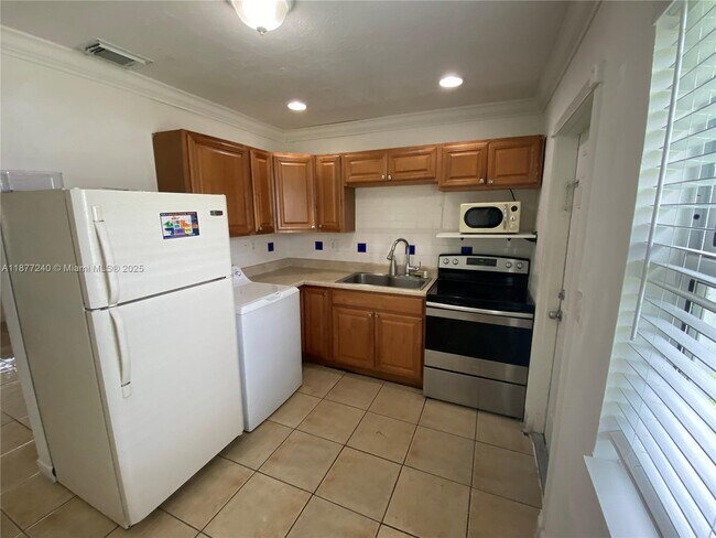 2215 Adams St in Hollywood, FL - Building Photo - Building Photo