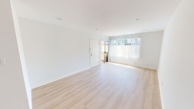 547 N Flores St in Los Angeles, CA - Building Photo - Interior Photo