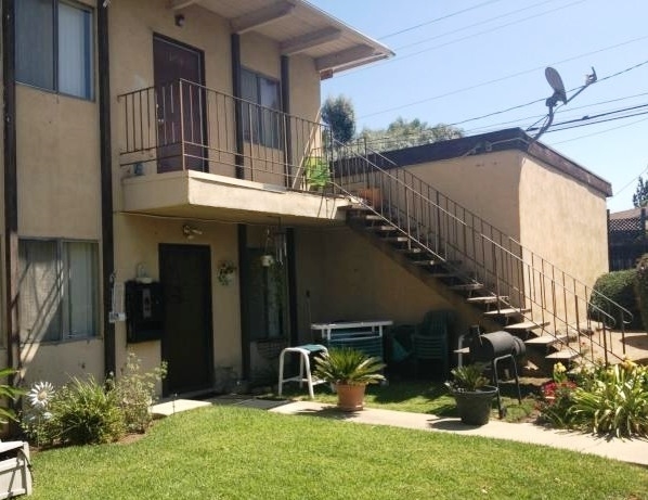 3494 Columbia Dr in La Verne, CA - Foto de edificio