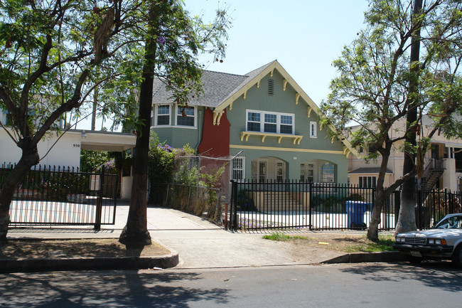 956 Menlo Ave in Los Angeles, CA - Building Photo - Building Photo