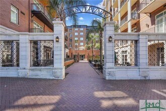 5 Whitaker St in Savannah, GA - Building Photo - Building Photo
