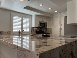 1680 N Coast Hwy 101 in Encinitas, CA - Building Photo - Building Photo
