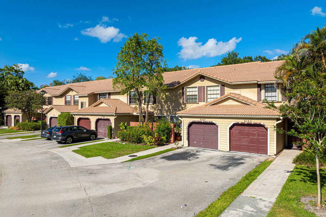 9082 Vineyard Lake Dr in Plantation, FL - Building Photo