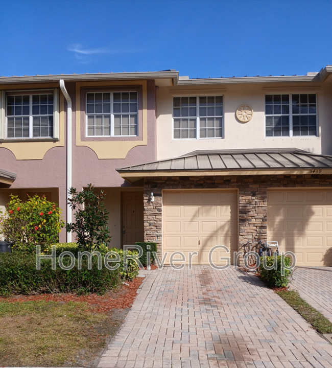 5435 SE Moseley Dr in Stuart, FL - Foto de edificio