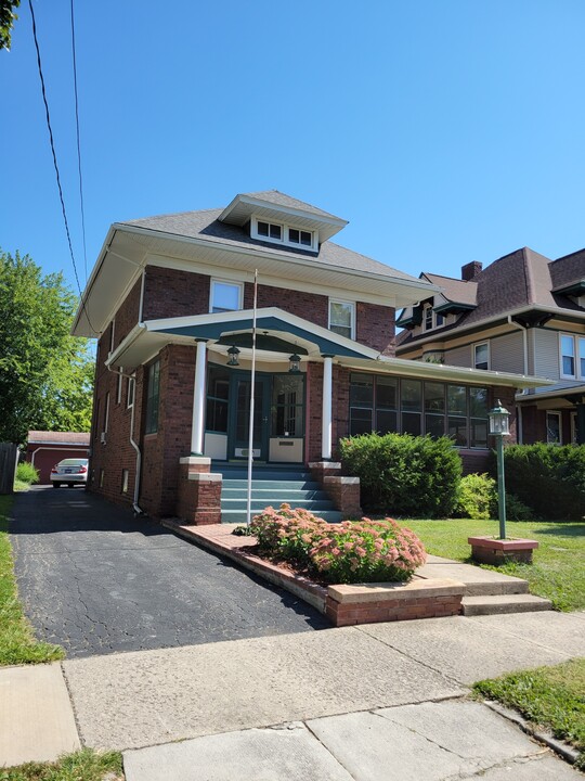 521 N Cherry St, Unit B in Galesburg, IL - Building Photo
