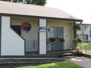 Sahlman Townhouses West in Cloquet, MN - Building Photo - Building Photo