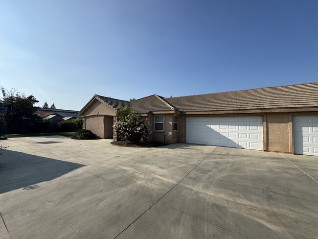 2301 N Vickie Ct, Unit 2301 Vickie Ct in Visalia, CA - Foto de edificio - Building Photo