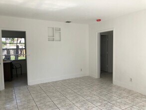 1385 NE 129th St in North Miami, FL - Building Photo - Building Photo