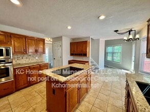 1109 E Sleepy Hollow Dr in Olathe, KS - Building Photo - Building Photo