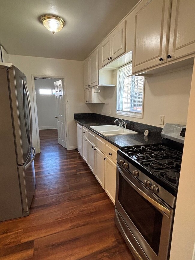 property at 432 W 19th St