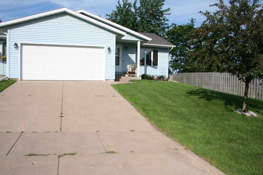 981 11th Ave S, Unit 981 in Onalaska, WI - Building Photo