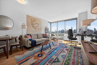 4-75-75 48th Ave in Queens, NY - Foto de edificio - Building Photo