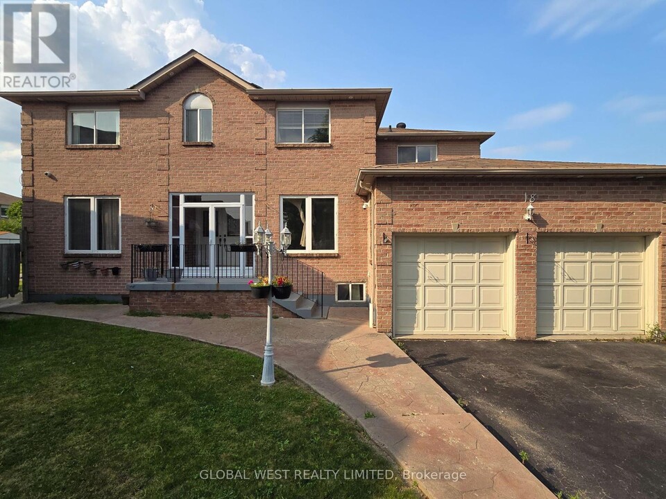 18 Samson Ct in Brampton, ON - Building Photo