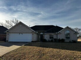 3800 Fernridge Dr in Longview, TX - Building Photo