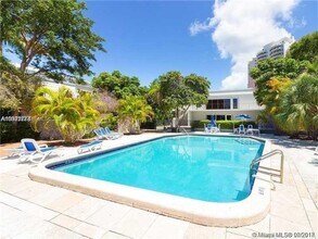 210 Seaview Dr in Key Biscayne, FL - Building Photo - Building Photo