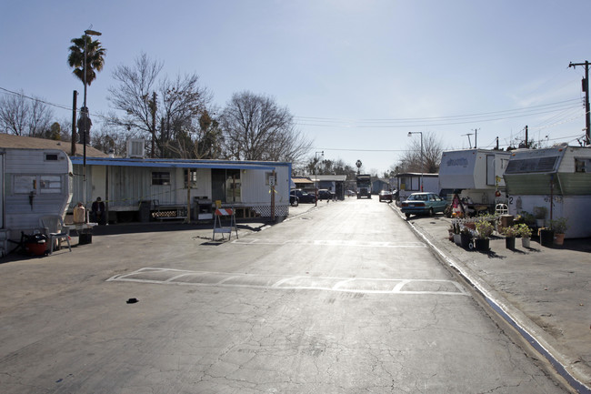 Sacramento Sun RV Park in Sacramento, CA - Foto de edificio - Building Photo