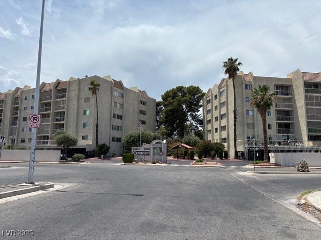 750 S Royal Crest Cir in Las Vegas, NV - Building Photo - Building Photo