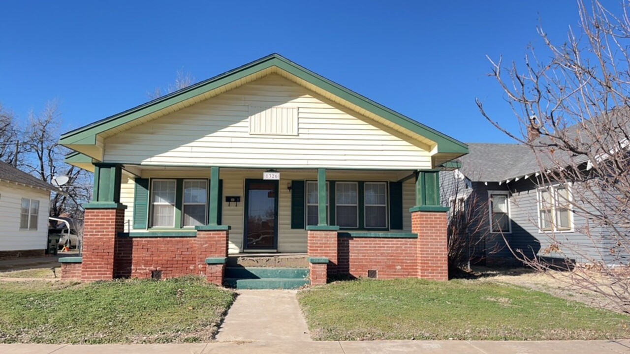 1326 W Elm Ave in Enid, OK - Building Photo