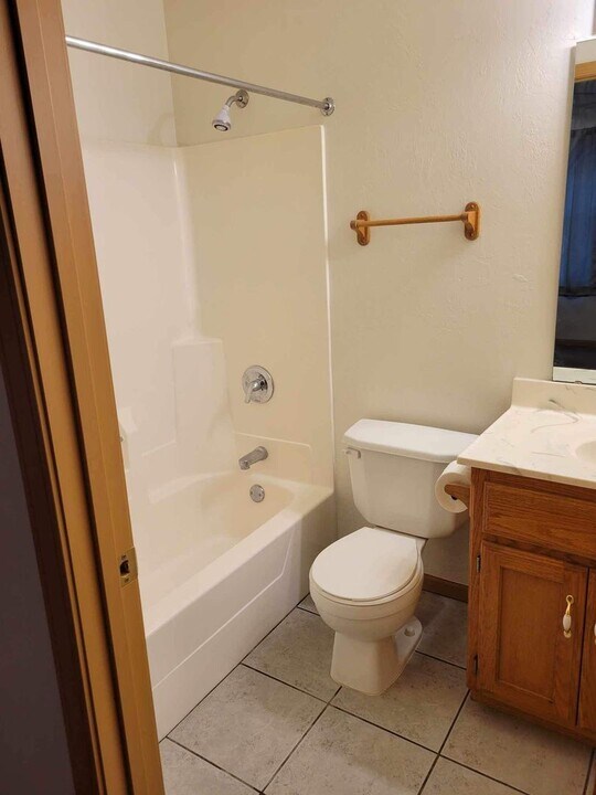 1226 Lake Dr in Lebanon, MO - Building Photo